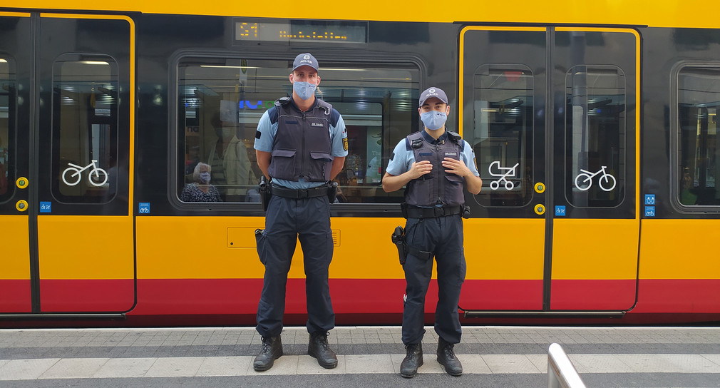 Die Polizei überprüft die Maskenträger