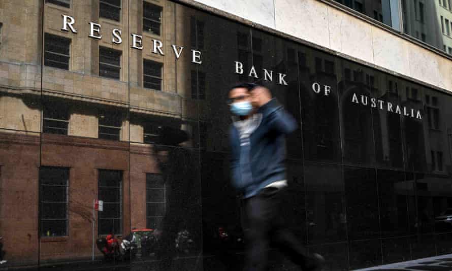 Ein Fußgänger passiert den Hauptsitz der Reserve Bank of Australia in Sydney.