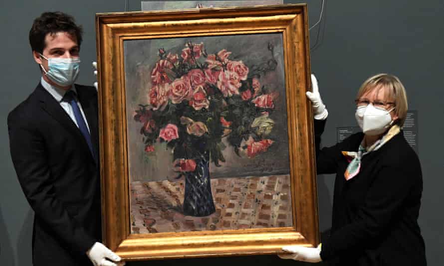 Museumsangestellte halten das Gemälde Blumen