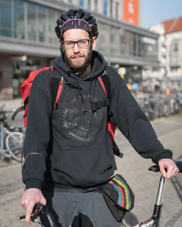 Mattia Carraro vom Kollektiv Khora bei einer Pause am Hermannplatz, Berlin