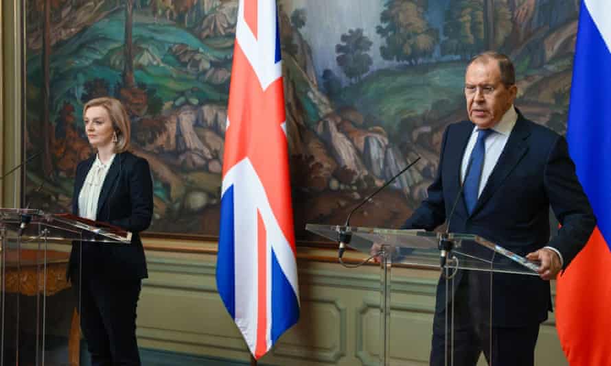 Der russische Außenminister Sergej Lawrow mit Liz Truss letzte Woche in Moskau.