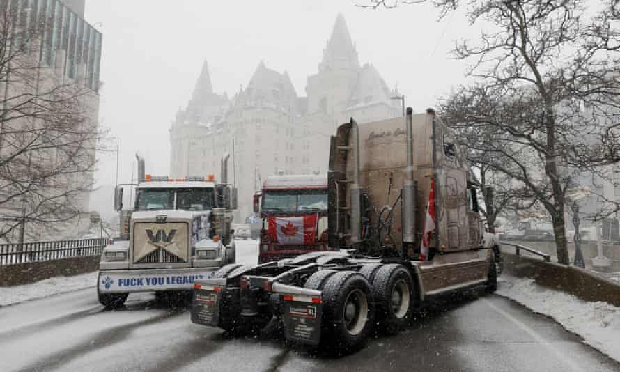 Lastwagen verstopfen die Straßen der Innenstadt, während Trucker und Unterstützer in Ottawa weiterhin gegen Impfmandate protestieren.
