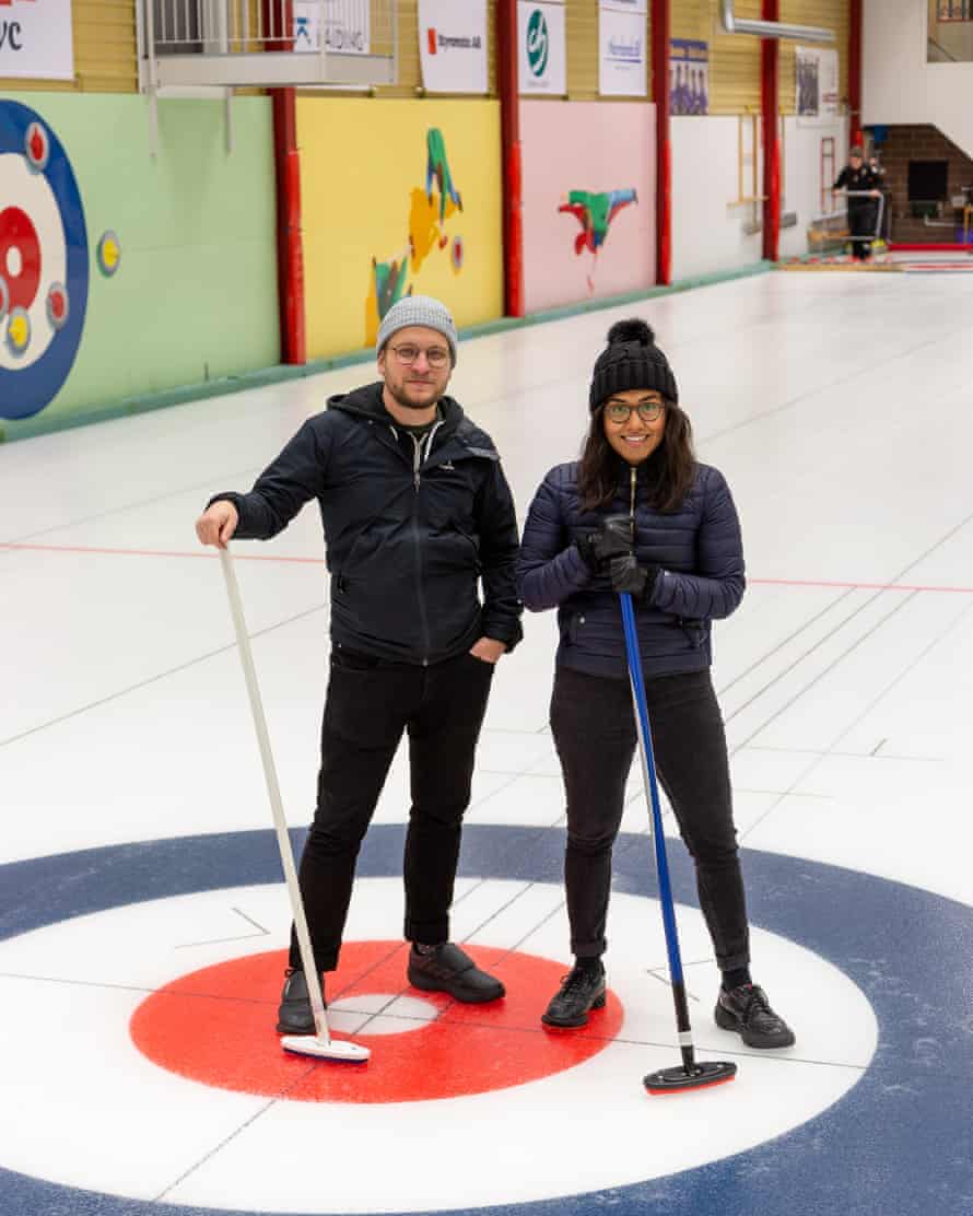 Benjamin Lindén und Liliana Celedon lernen Curling in Skellefteå kennen