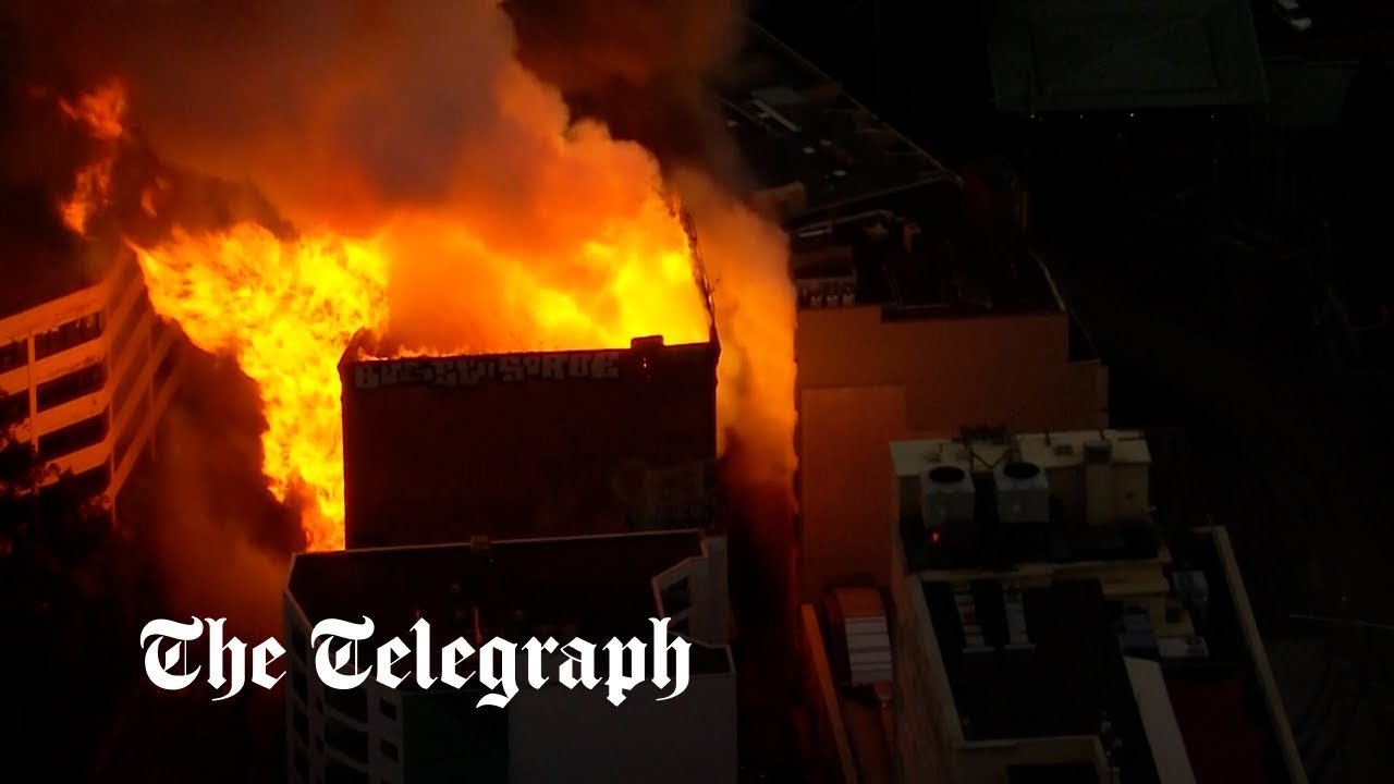 Zu sehen: 130 Feuerwehrleute kämpfen gegen siebenstöckigen Brand in einer ehemaligen Hutfabrik in Sydney