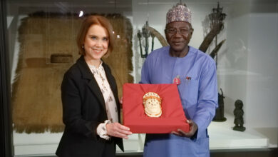 Kunstministerin Petra Olschowski hält mit Professor Abba Isa Tijani, Generaldirektor der National Commission for Museums and Monuments in Nigeria, ein Benin-Objekt.