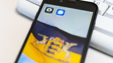 Ein Smartphone auf dessen Display eine Baden-Württemberg-Fahne und die Apps Threema und Signal zu sehen sind.