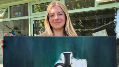 Vlada Zabielina mit ihrem Gemälde