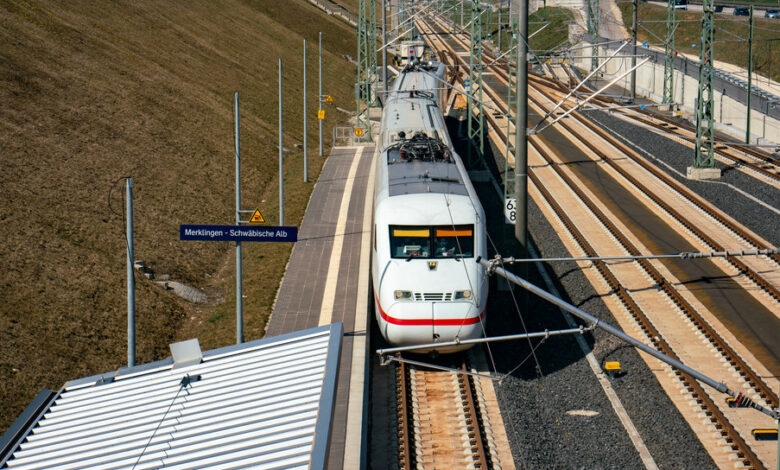 Ein ICE fährt am Bahnsteig des noch nicht ganz fertigen Bahnhof Merklingen ein.