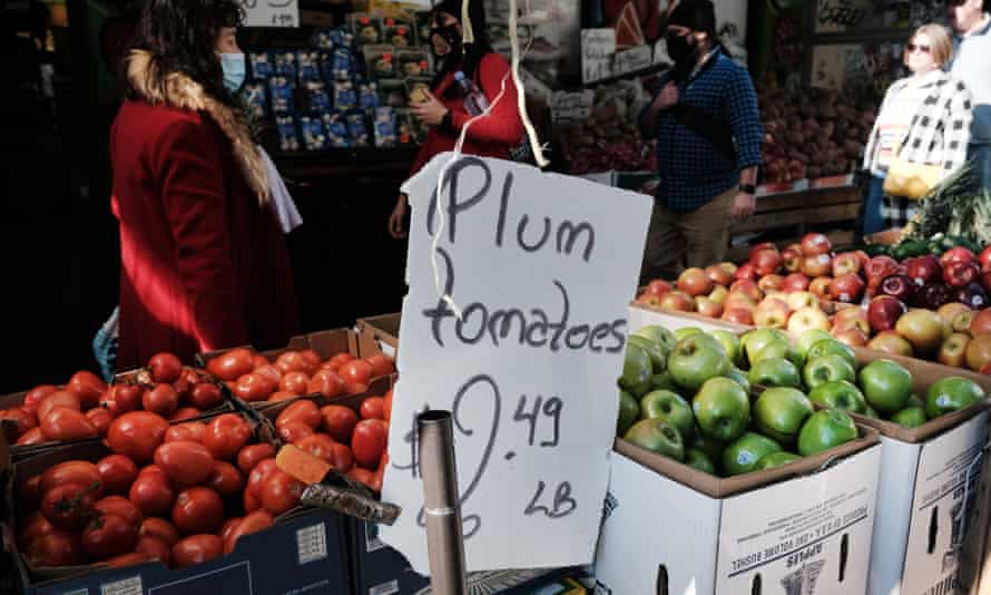 Menschen kaufen auf einem Lebensmittelmarkt im Freien in Manhattan, NYC ein.