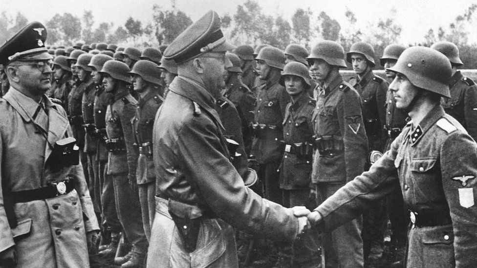 Ein Foto von Heinrich Himmler beim Treffen mit Soldaten der 14. Waffen-Grenadier-Division der SS