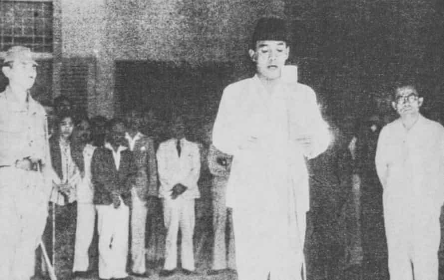 Sukarno, Indonesiens erster Präsident, erklärt am 17. August 1945 seine Unabhängigkeit. Rechts von ihm steht Mohammad Hatta.