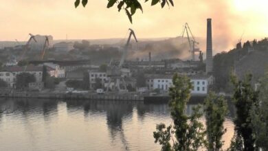 Rauch steigt aus einer Werft im von Russland kontrollierten Krimhafen Sewastopol auf