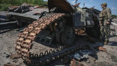 Ein Foto, das angeblich einen ukrainischen Soldaten in der Nähe eines zerstörten Panzers in der Nähe des Dorfes Robotyne im Süden der Ukraine zeigt. Foto: August 2023