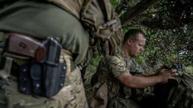 Ein ukrainischer Soldat bedient eine FPV-Drohne von seinen Positionen an der Frontlinie aus, während Russlands Angriff auf die Ukraine weitergeht, in der Nähe des Dorfes Robotyne, Region Saporischschja, Ukraine, 25. August 2023.