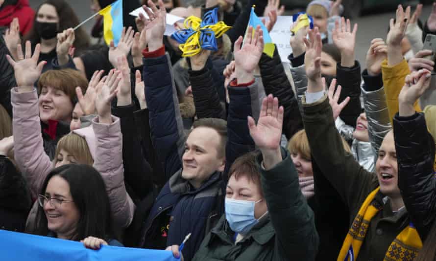 Ukrainer mit Masken heben die Hände