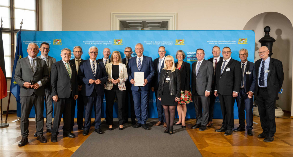 Gruppenfoto der Teilnehmer der Innenministerkonferenz 2022 in Würzburg