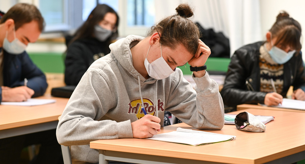 Entspannung in Schulen mit Maske im Freien obligatorisch