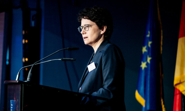 Migrationsministerin Marion Gentges spricht auf dem ersten Heidelberger Migrationssymposium.