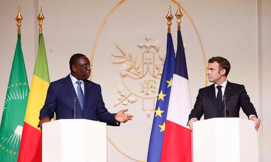 Emmanuel Macron und Senegals Präsident Macky Sall vor Fahnen