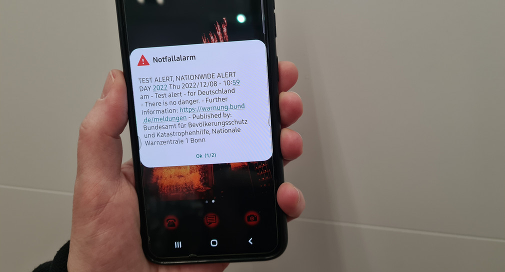 Handy mit Warnung über Cell Broadcast