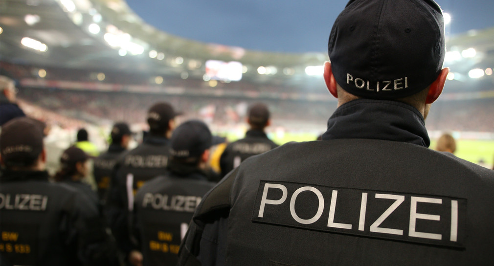 Polizeikräfte im Fußballstadion im Einsatz.