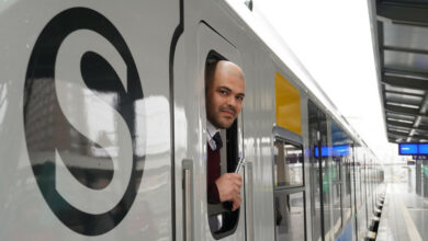 Ein Mann schaut aus dem Führerstand eines Zuges auf den Bahnsteig.