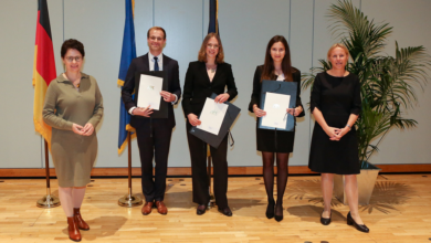 Von links nach rechts: Justizministerin Marion Gentges, Dr. Neil Kranzhöfer, Brigitte Voigt, Lonja Dünschede, Präsidentin des Landesjustizprüfungsamts Sintje Leßner