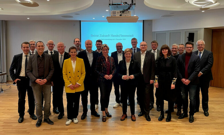 Teilnehmerinnen und Teilnehmer der Auftaktsitzung des Beirats Zukunft Handel/Innenstadt am 6. Dezember 2022