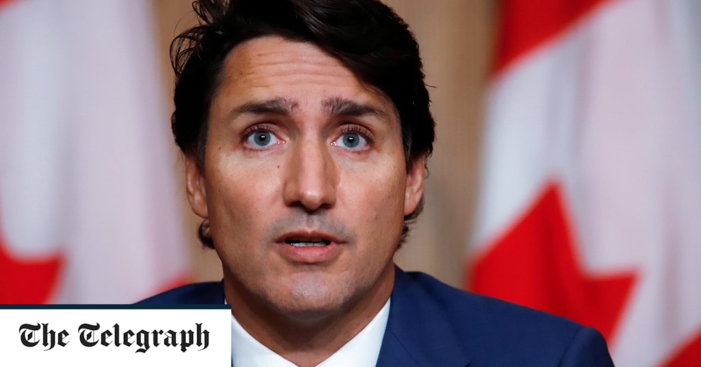 Justin Trudeau weigert sich, sich zu entschuldigen, nachdem er den jüdischen Abgeordneten beschuldigt hatte, „mit Leuten zu stehen, die Hakenkreuze schwenken“.