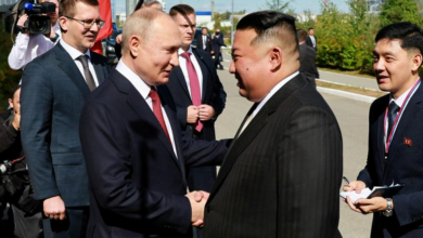 Wladimir Putin schüttelt Kim Jong Un die Hand, als die beiden Führer am 13. September bei einem Treffen im Wostochny-Kosmodrom im Fernen Osten Russlands wieder vereint werden