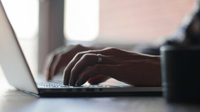 Eine Person schreibt auf der tastatur eines Laptops