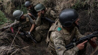 Ukrainische Truppen in einem Schützengraben