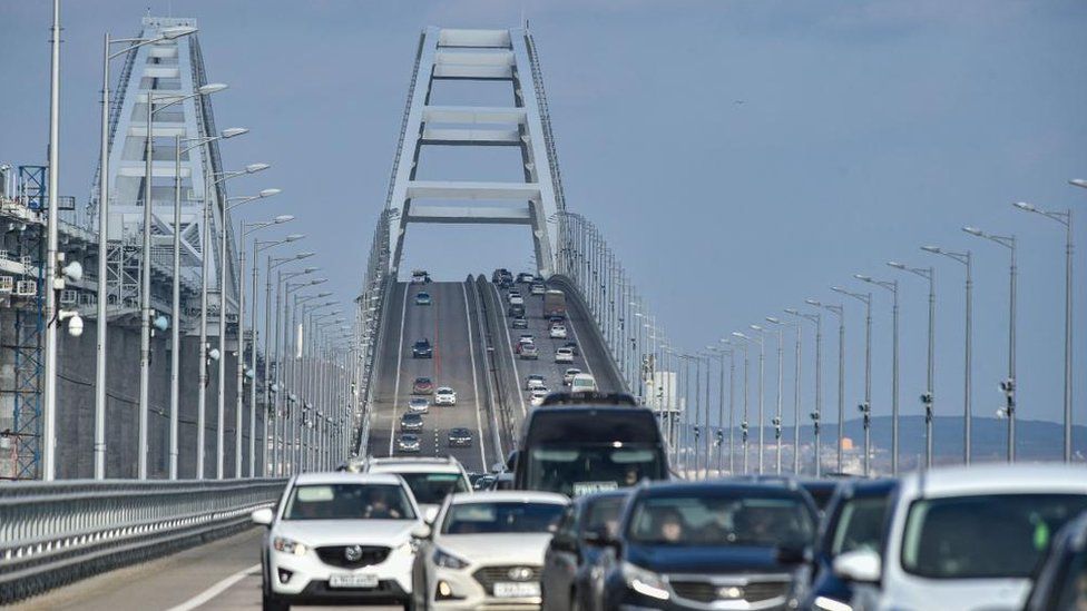 Der Verkehr überquert die Krimbrücke. Es gibt zwei Fahrspuren in beide Richtungen.