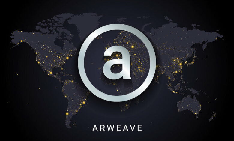 Arweave (AR)-Kryptowährungslogo vor einem globalen Hintergrund