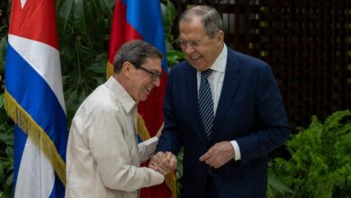 Der russische Außenminister Sergej Lawrow (r.) und der kubanische Außenminister Bruno Rodriguez geben sich bei einem Treffen in Havanna am 20. April 2023 die Hand.