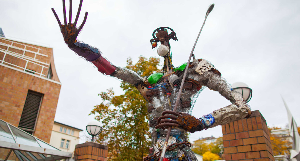 Kunstskulptur "der Plastikmann" errichtet