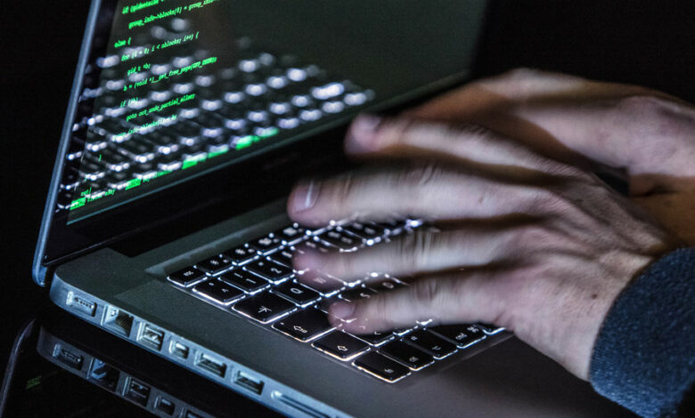 ILLUSTRATION - Ein Mann tippt auf einer beleuchteten Tastatur eines Laptops. (Bild: © dpa)