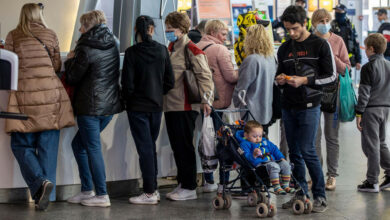 Aus der Ukraine geflüchtete Menschen warten am Hauptbahnhpf in Warschau auf die Weiterreise.