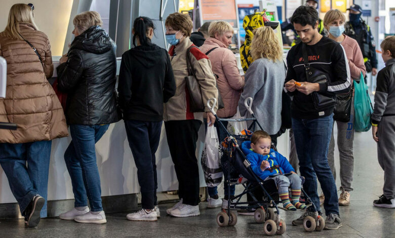 Aus der Ukraine geflüchtete Menschen warten am Hauptbahnhpf in Warschau auf die Weiterreise.