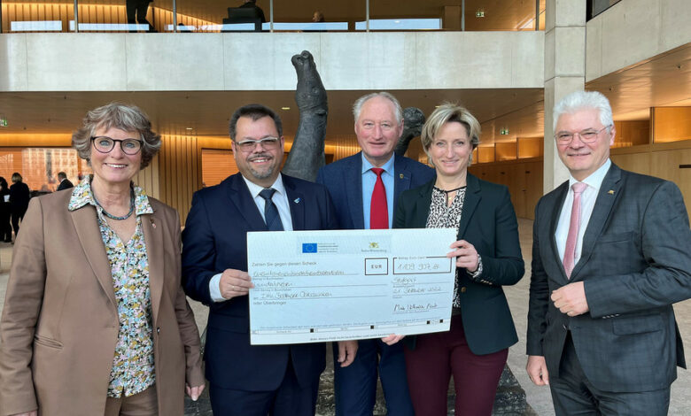 Wirtschaftsministerin Dr. Nicole Hoffmeister-Kraut überreicht einen symbolischen Förderscheck in Höhe von rund 1,1 Millionen Euro für das Leuchtturmprojekt „SUITable“.