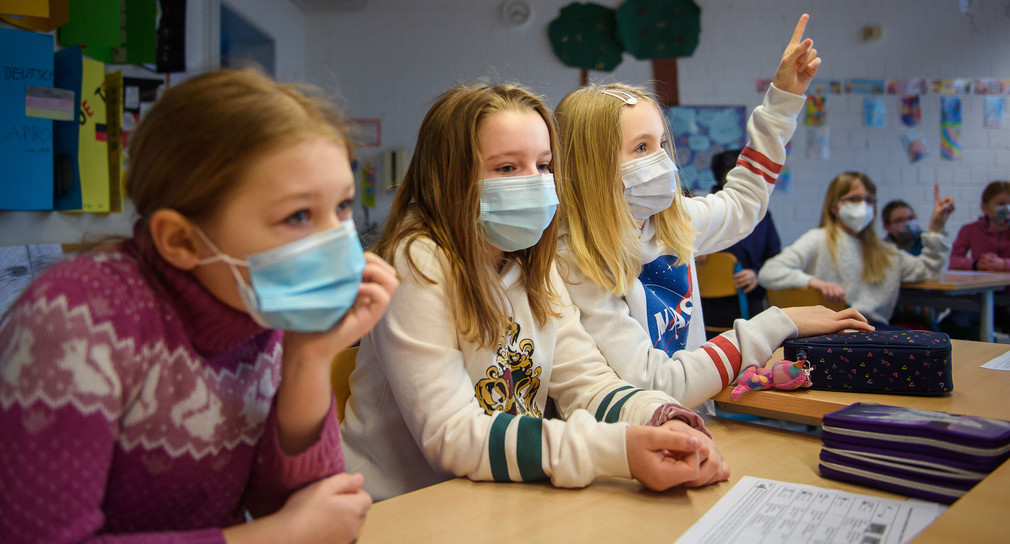 Maskenanforderung an Grundschulen und abwechselnder Unterricht für die 5. und 6. Klasse