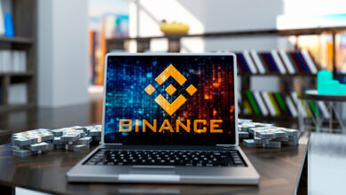 Bild eines Laptops mit dem Firmenlogo von Binance