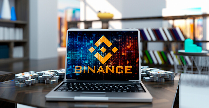 Bild eines Laptops mit dem Firmenlogo von Binance