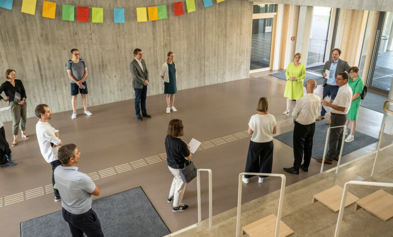 Andrea Lindlohr besucht Projekte zum nachhaltigen Bauen