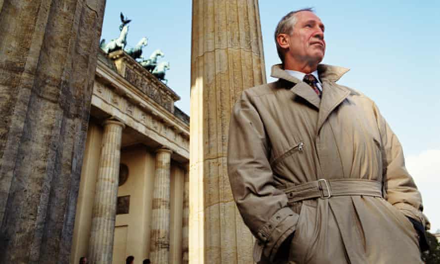 Markus Wolf, langjähriger Auslandsgeheimdienstchef der DDR, 1991 am Brandenburger Tor in Berlin.