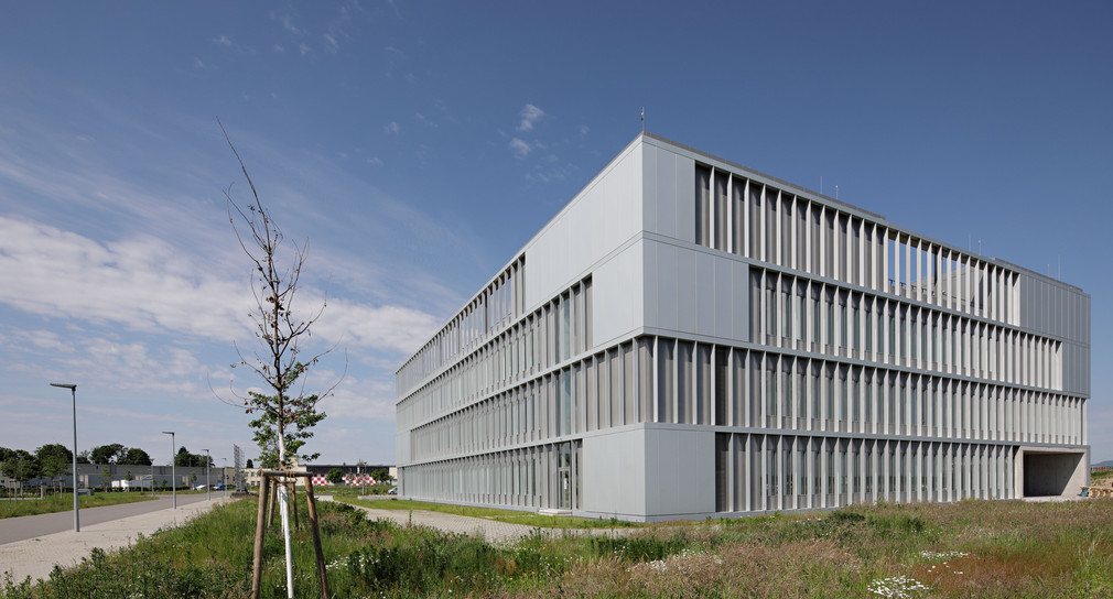 Neues Forschungsgebäude an die Universität Freiburg übergeben