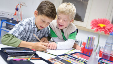 Die Schüler Johannes (l.) und Felix (r.), ein Junge mit Down-Syndrom, sitzen in der Gemeinschaftsschule Gebhardschule in Konstanz an einem Klassentisch beim Malen. (Foto: © dpa)