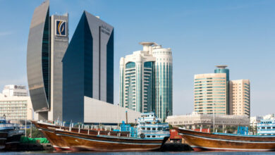 Bild der Uferpromenade von Dubai mit großen Gebäuden