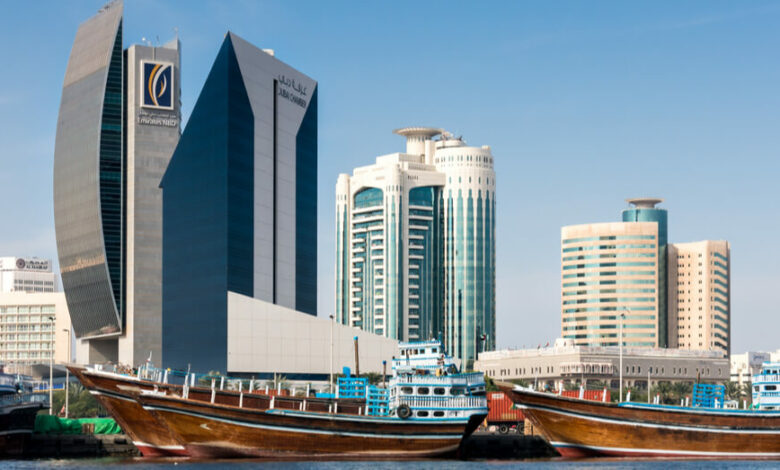 Bild der Uferpromenade von Dubai mit großen Gebäuden