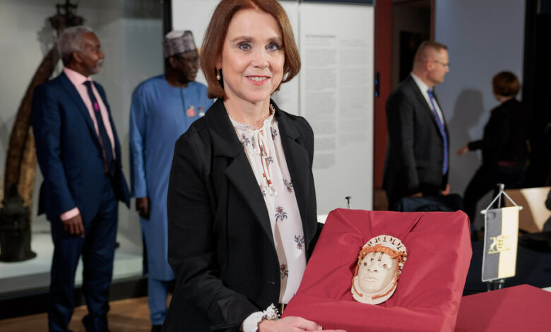 Kunstministerin Petra Olschowski mit der Elfenbeinmaske der Königinmutter Idia